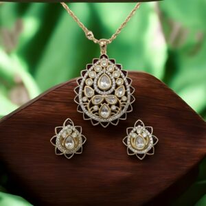 Kazaara | Royal Petal Pendant Set
